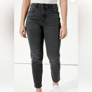 Mom jeans American Eagle.